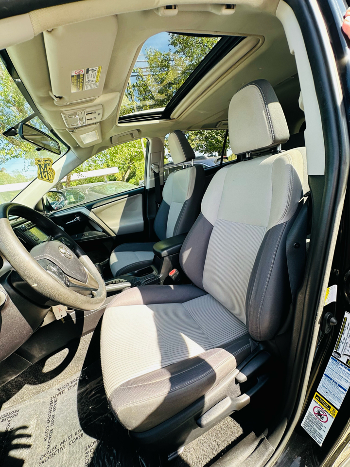 2014 Toyota RAV4 XLE photo 2