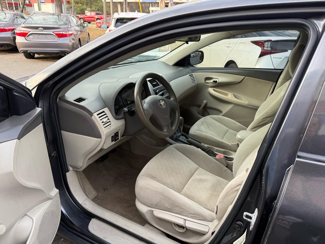 Toyota Corolla Base 5-Speed MT 2010