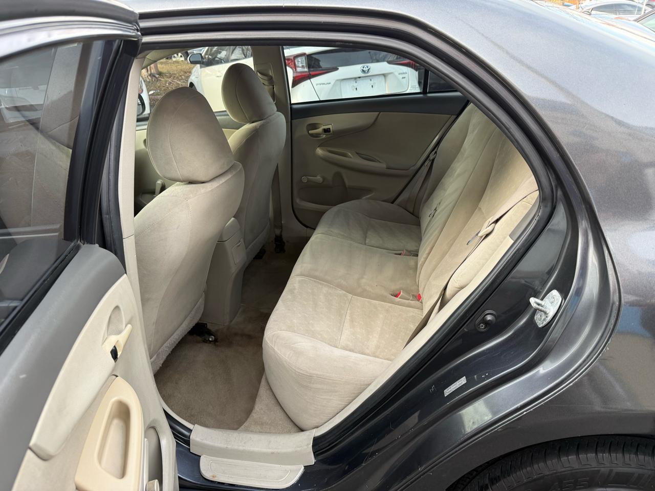 Toyota Corolla Base 5-Speed MT 2010