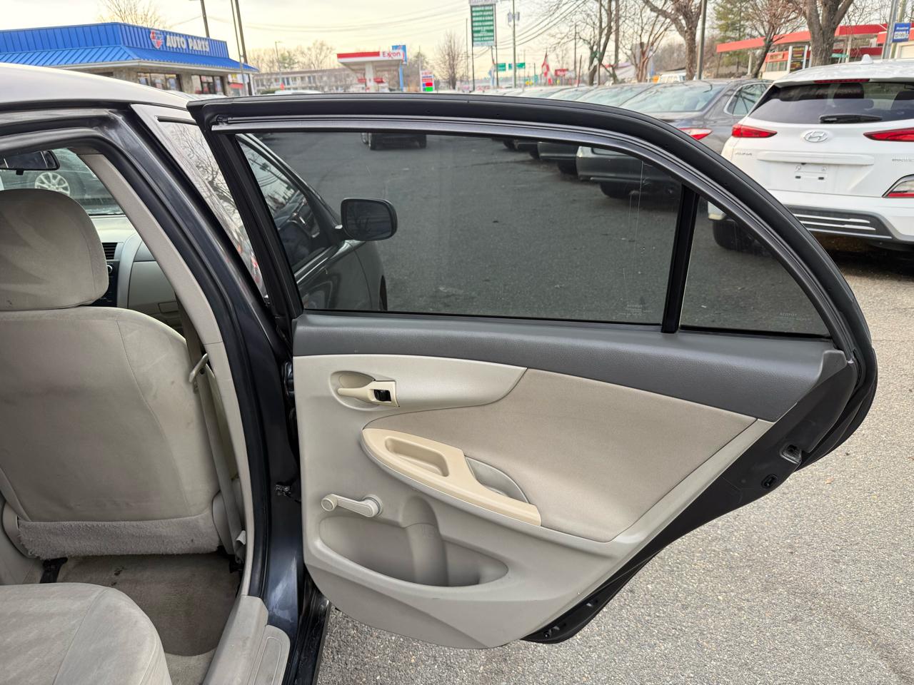 Toyota Corolla Base 5-Speed MT 2010