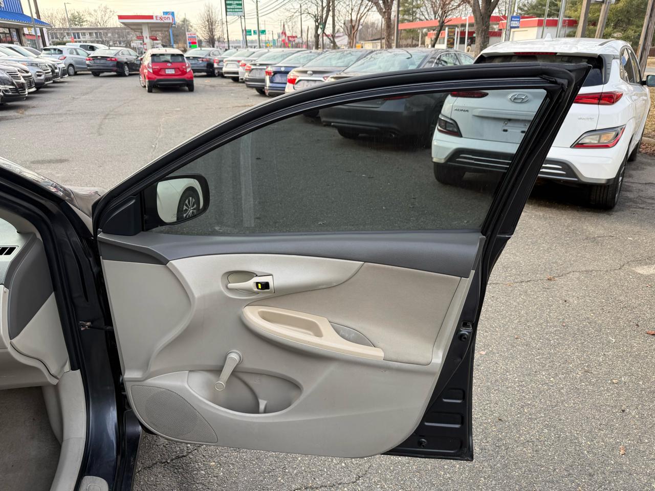 Toyota Corolla Base 5-Speed MT 2010