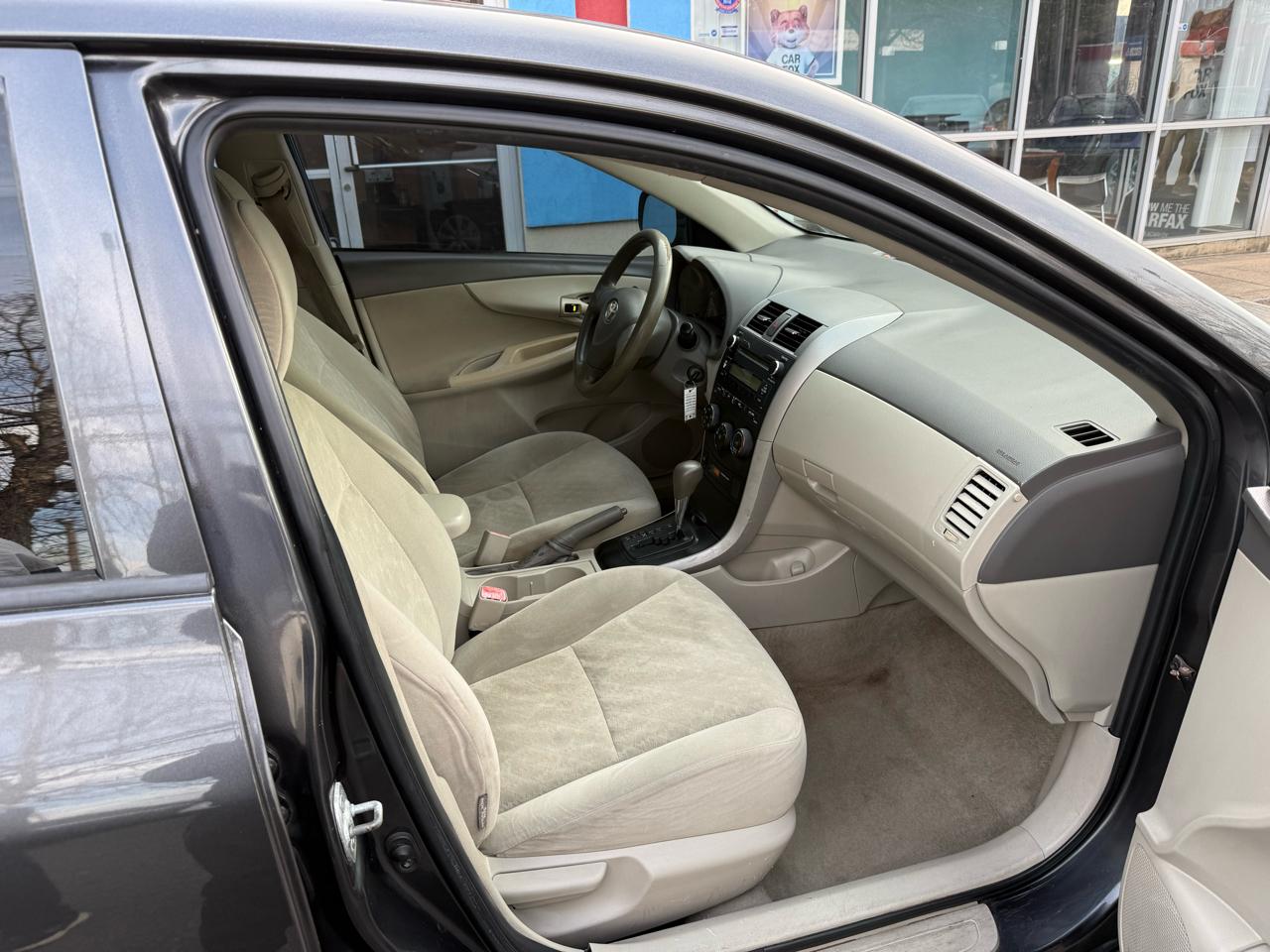 Toyota Corolla Base 5-Speed MT 2010