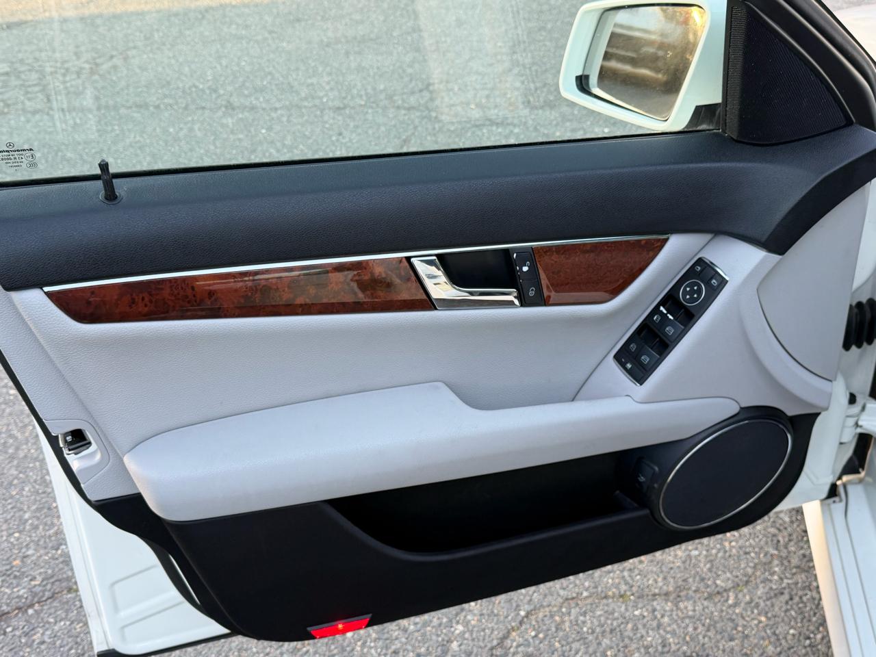 Mercedes-Benz C-Class C300 Luxury Sedan 2011