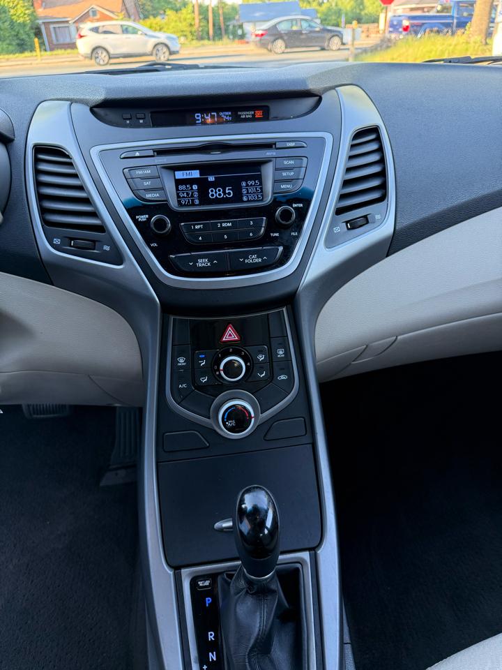 Hyundai Elantra SE 6AT 2016