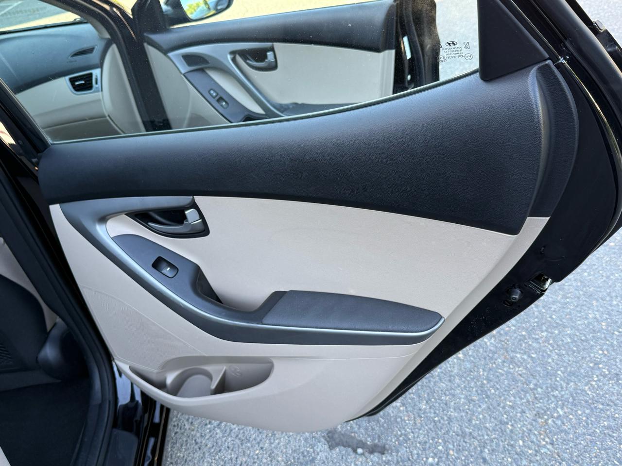 Hyundai Elantra SE 6AT 2016