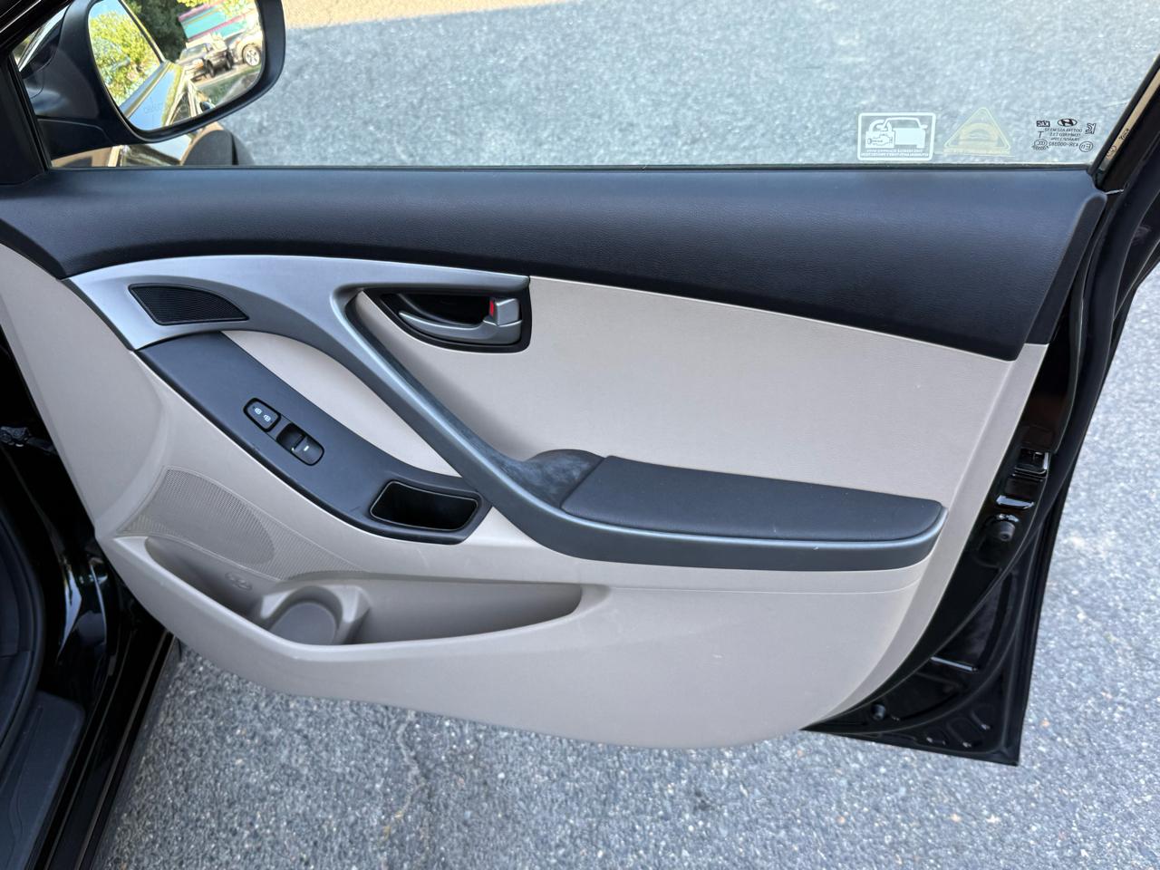Hyundai Elantra SE 6AT 2016