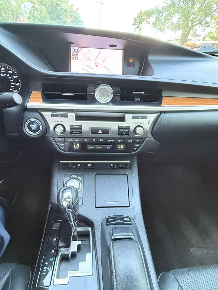 Lexus ES 300h Sedan 2013