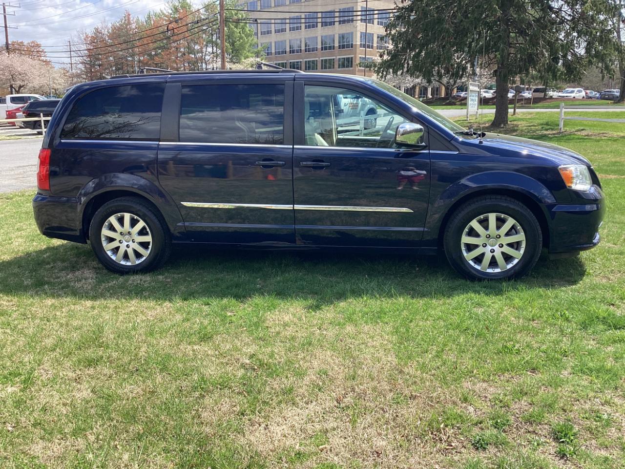 Chrysler Town & Country Touring-L 2012