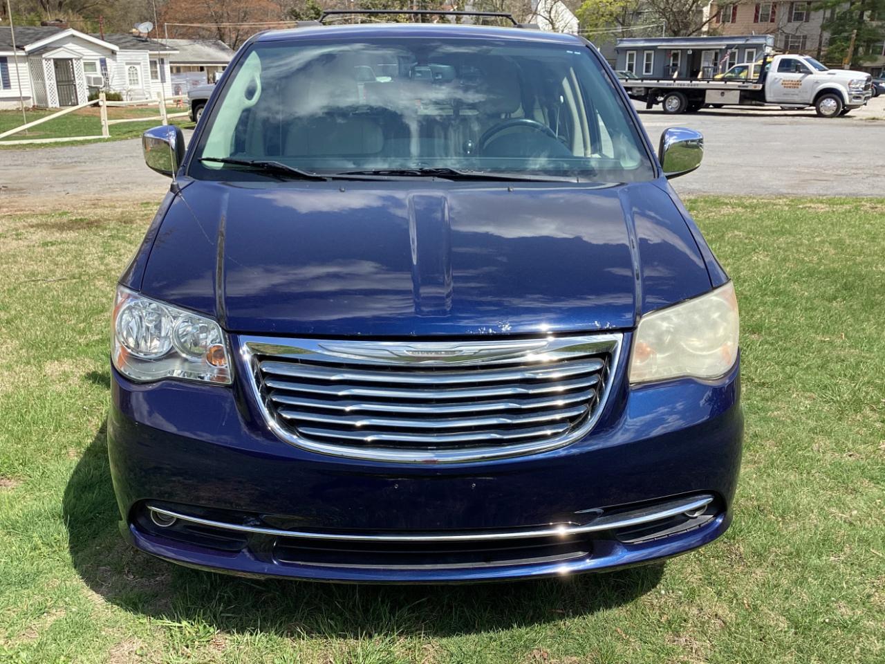 Chrysler Town & Country Touring-L 2012