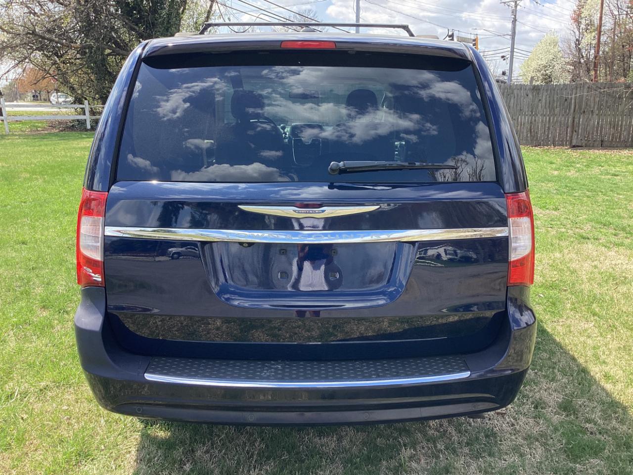 Chrysler Town & Country Touring-L 2012
