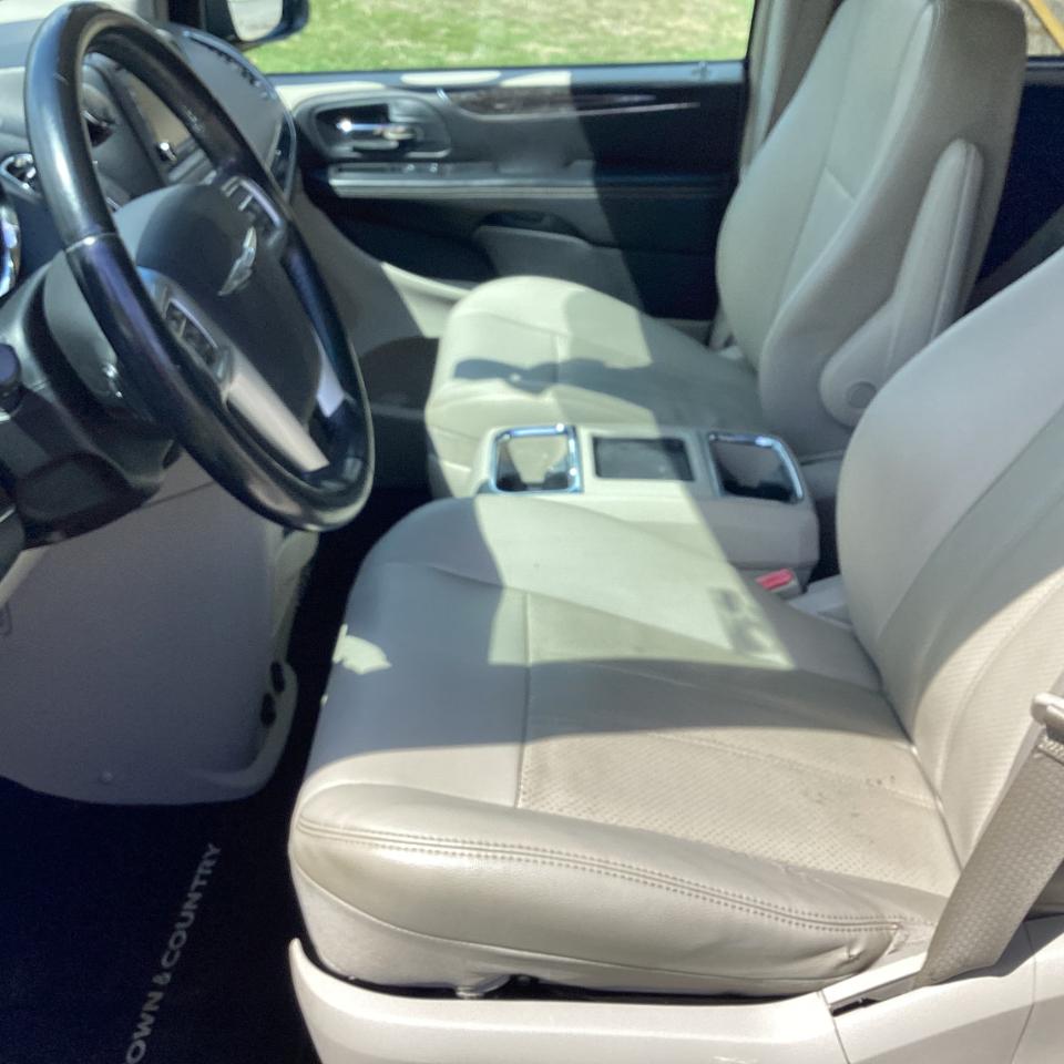 Chrysler Town & Country Touring-L 2012