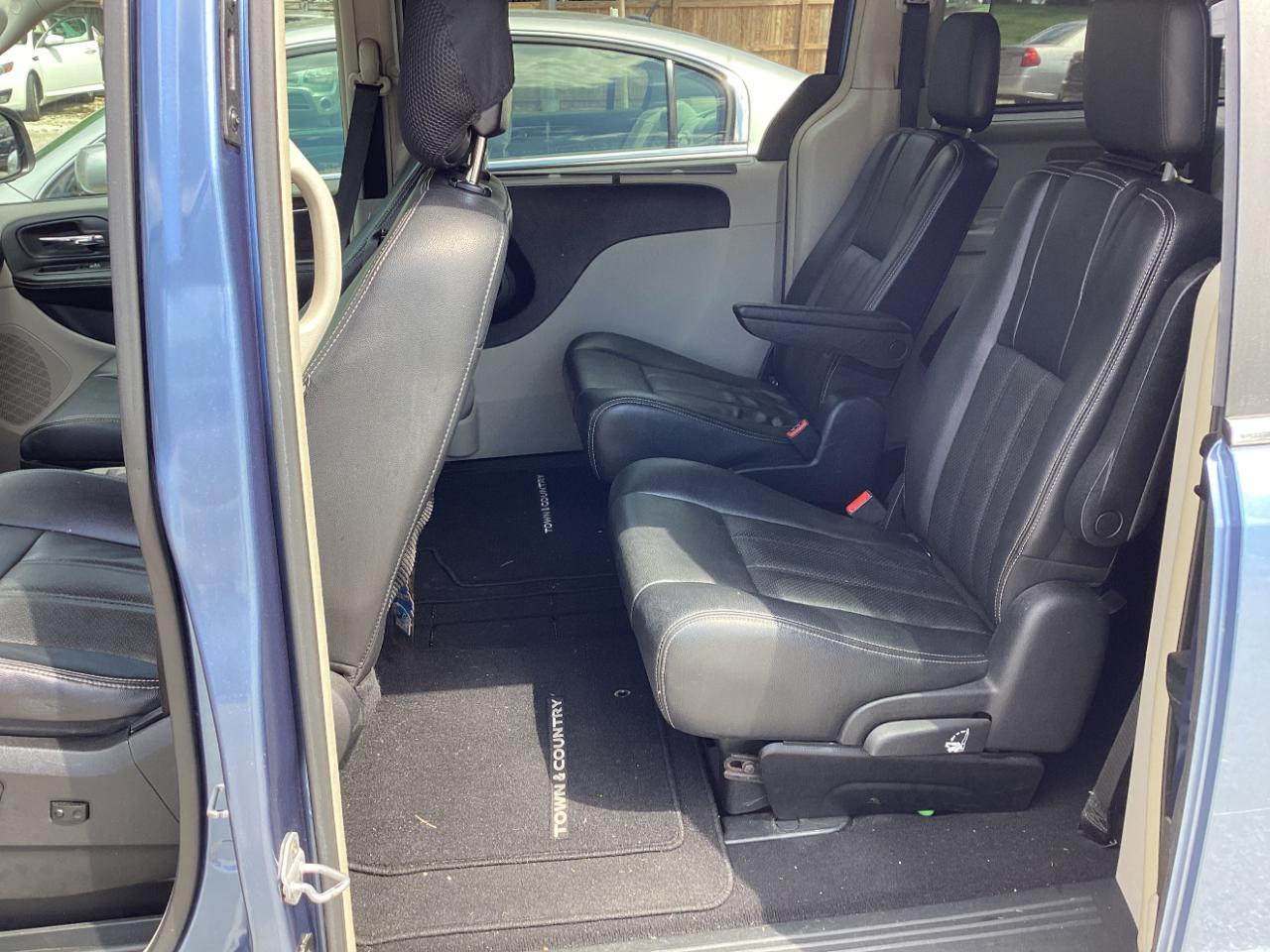 Chrysler Town & Country Touring-L 2012