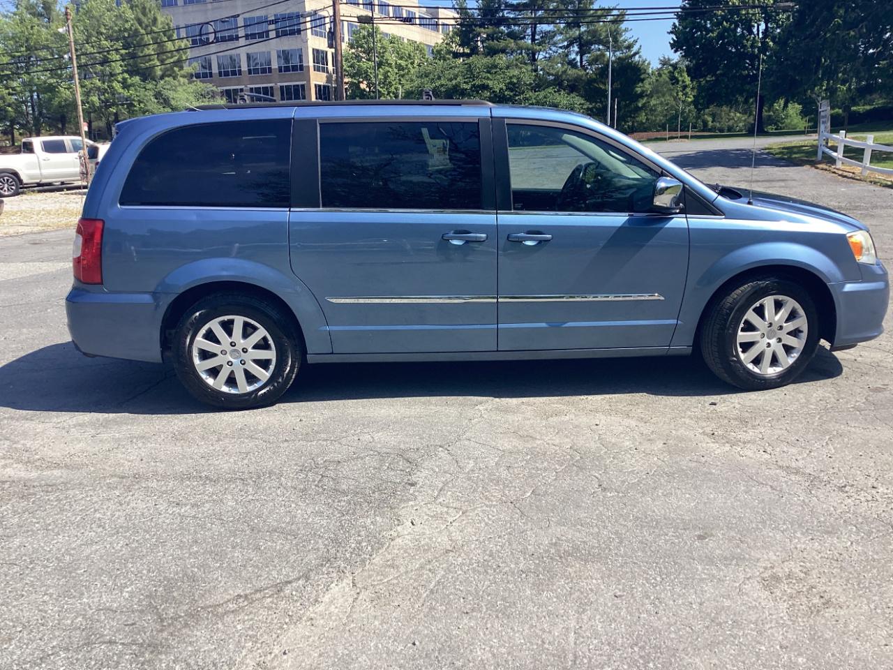 Chrysler Town & Country Touring-L 2012