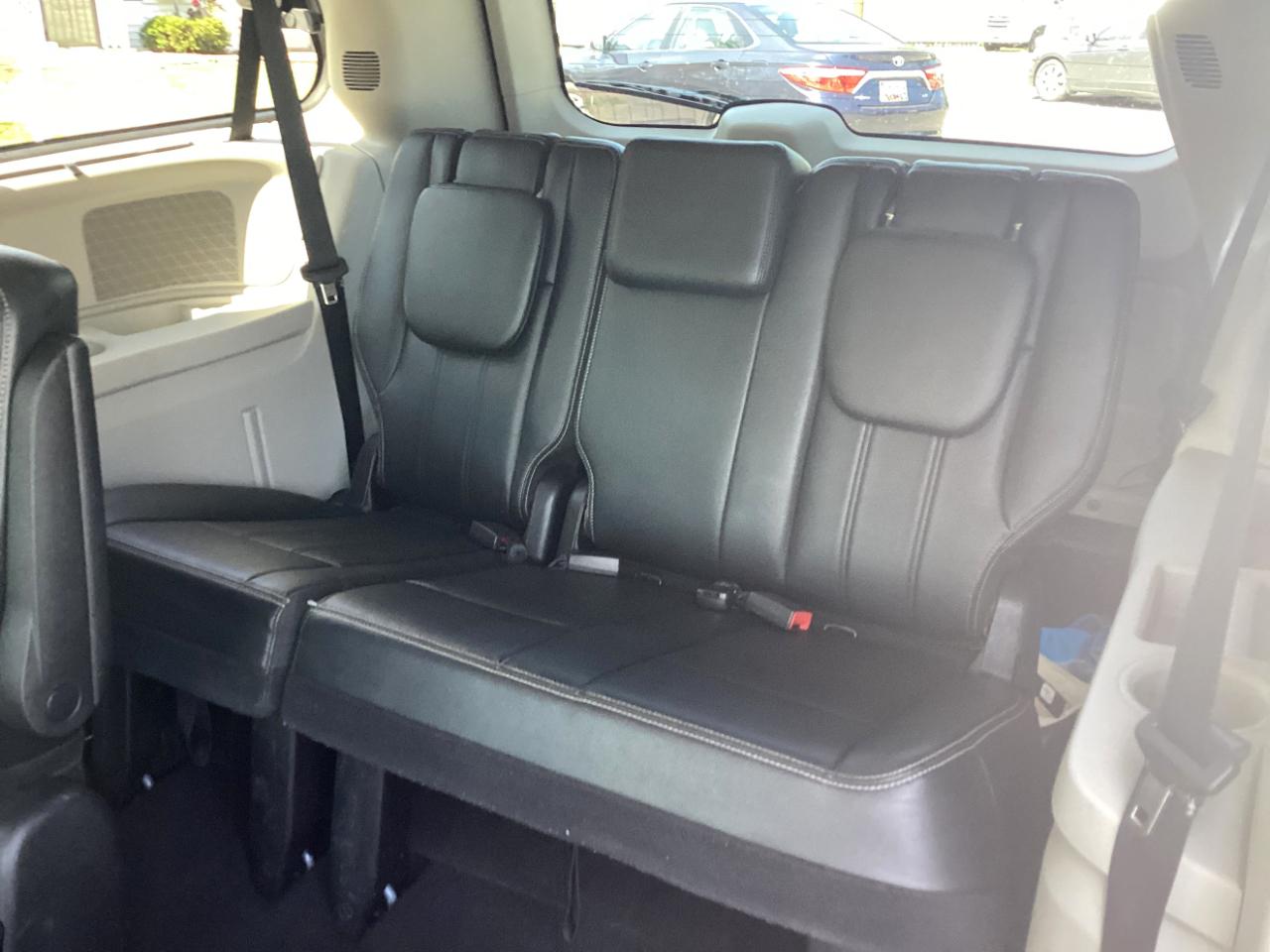 Chrysler Town & Country Touring-L 2012
