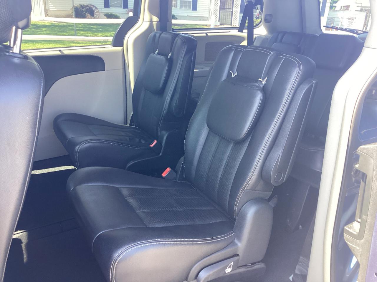 Chrysler Town & Country Touring-L 2012