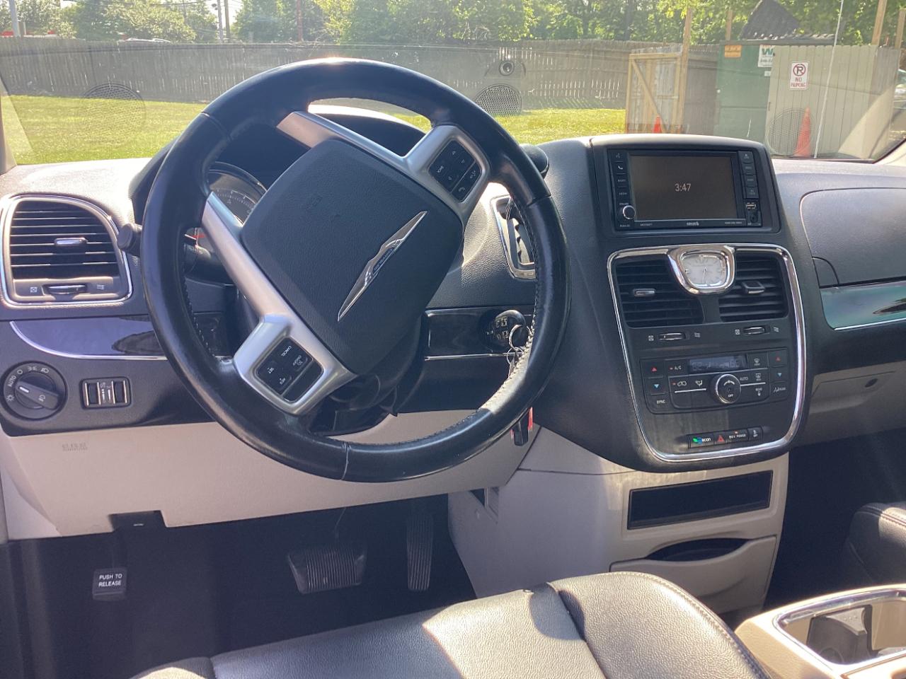 Chrysler Town & Country Touring-L 2012