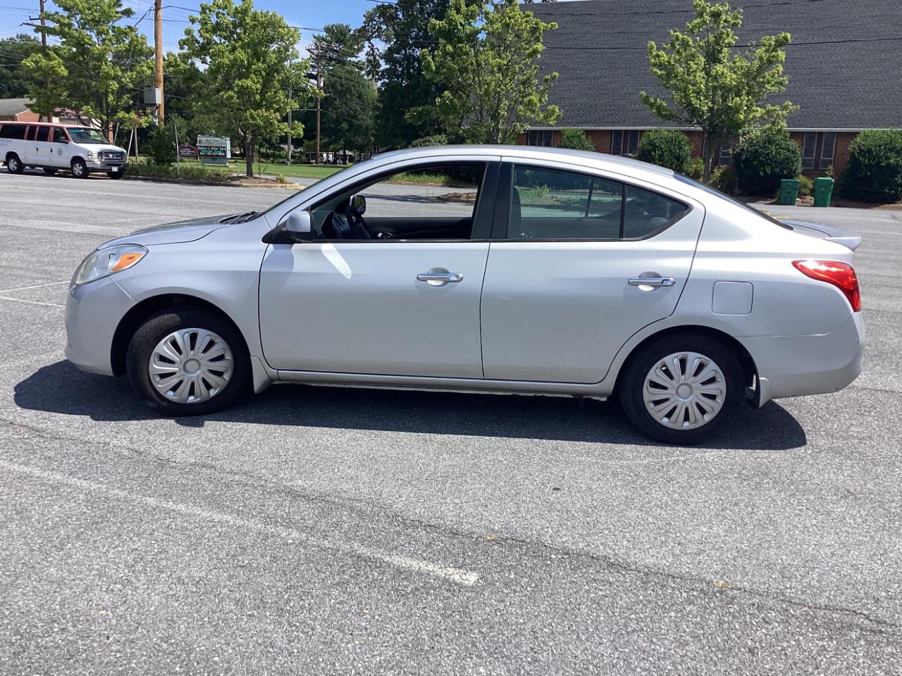 Nissan Versa 4dr Sdn CVT 1.6 SV 2014