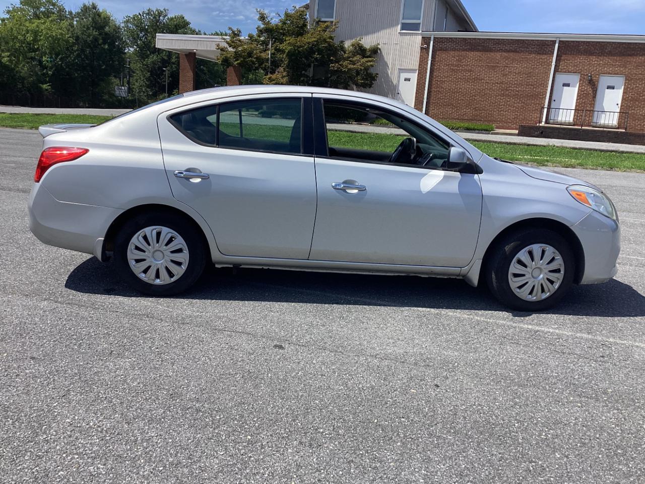 Nissan Versa 4dr Sdn CVT 1.6 SV 2014