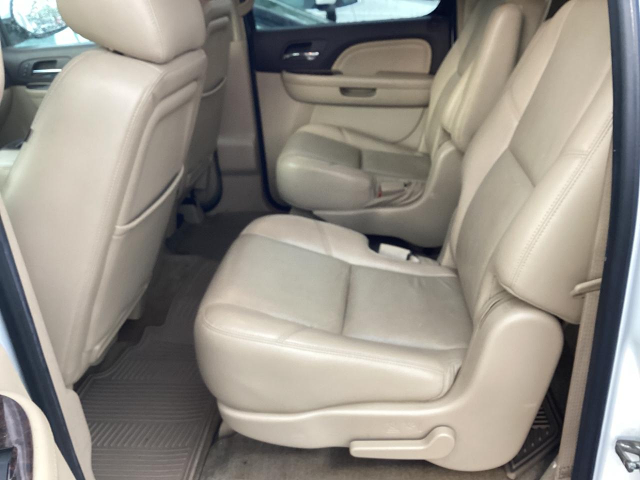 GMC Yukon XL AWD 4dr 1500 Denali 2013