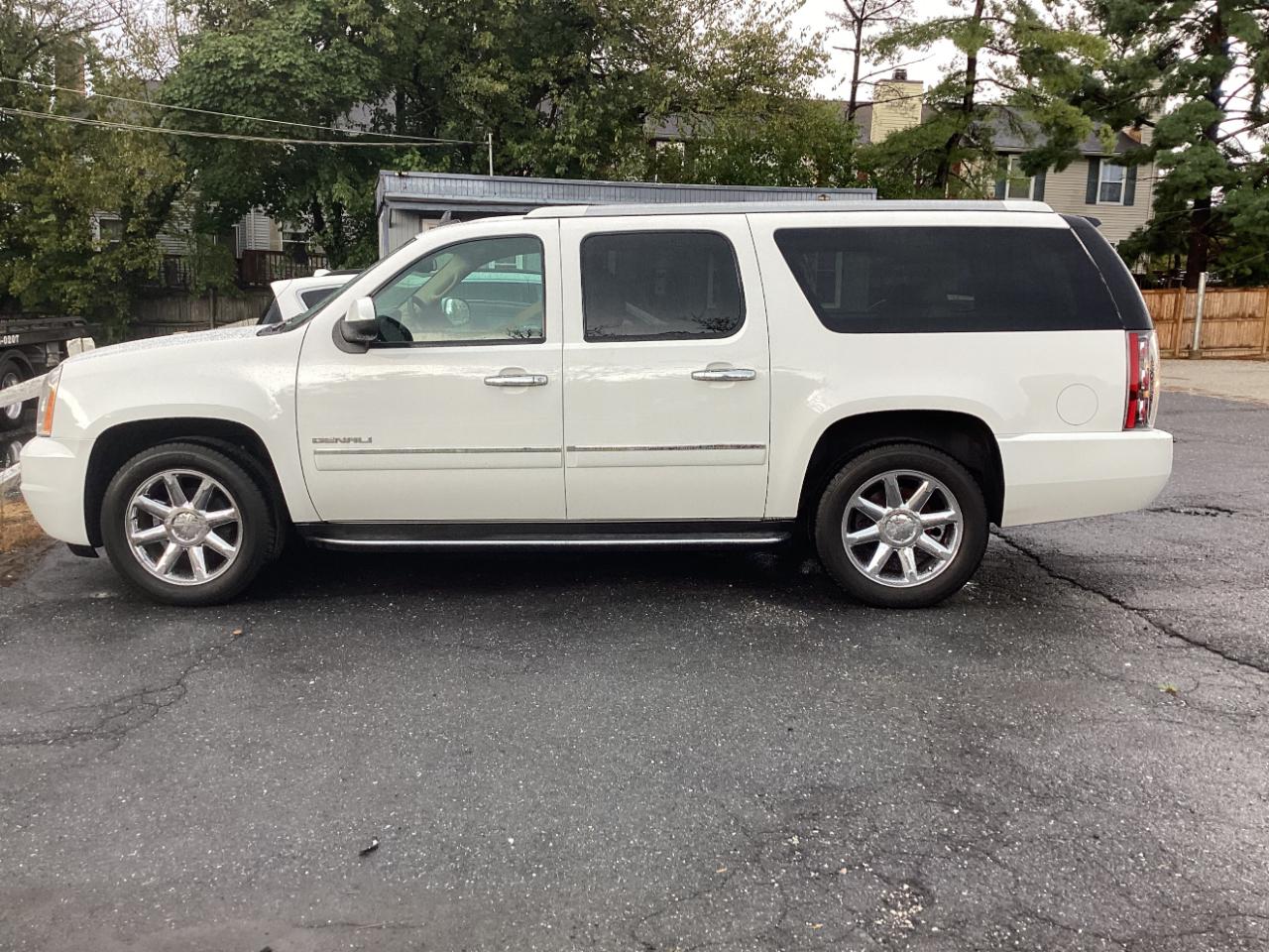GMC Yukon XL AWD 4dr 1500 Denali 2013