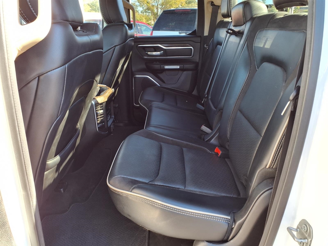 RAM 1500 4WD Crew Cab 140.5" Laramie 2020