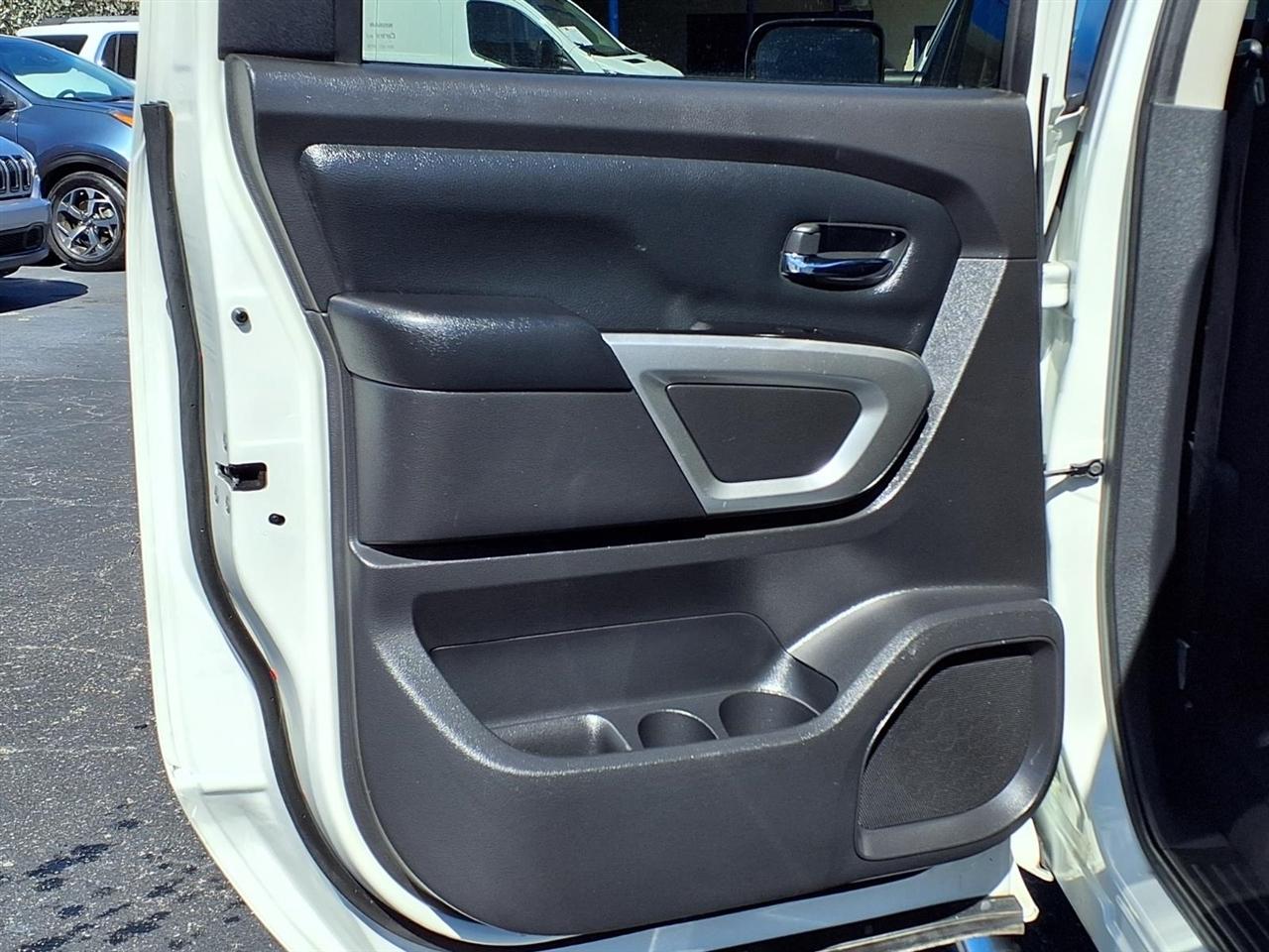 Nissan Titan 2WD Crew Cab SE 2017