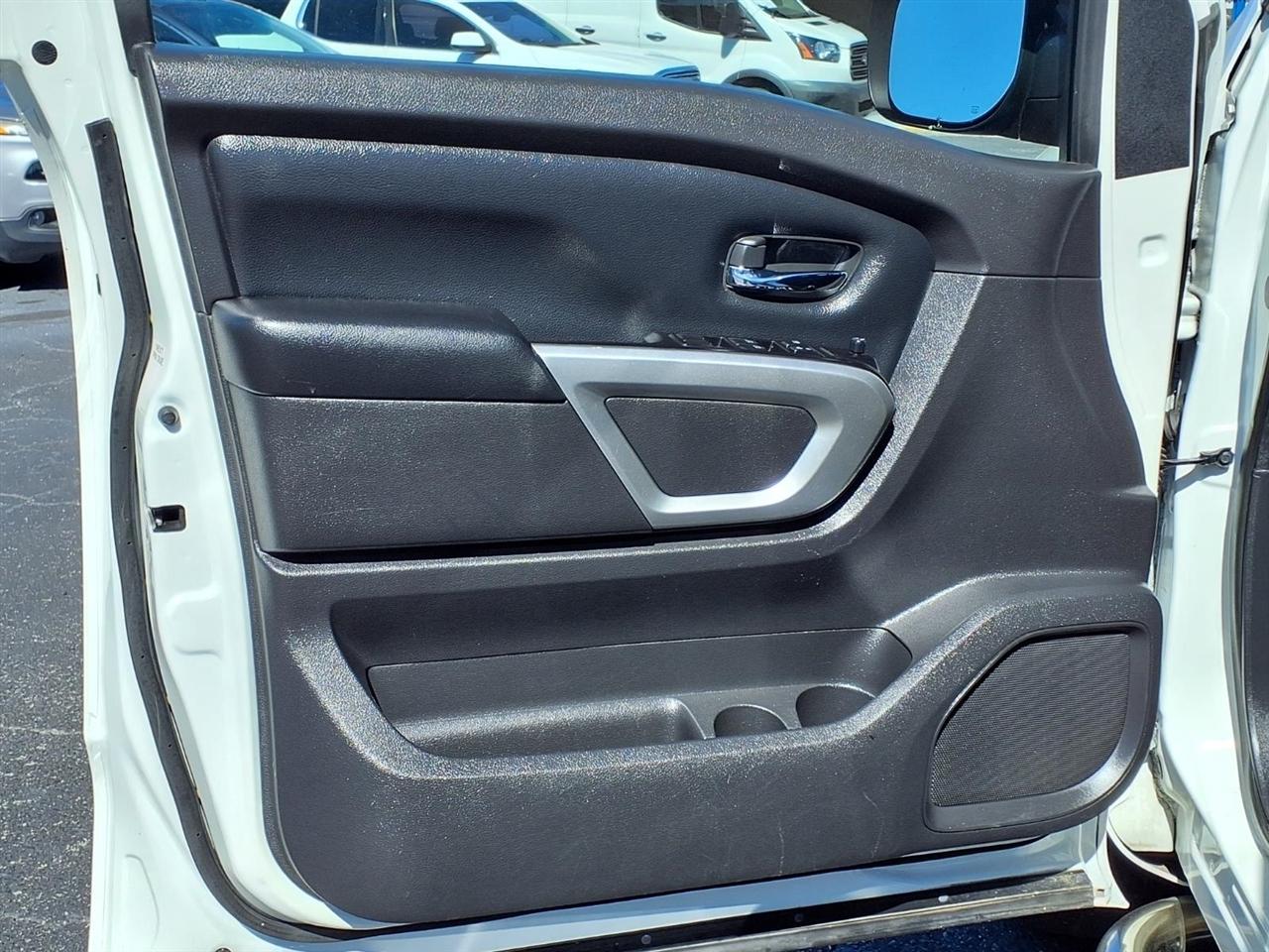 Nissan Titan 2WD Crew Cab SE 2017