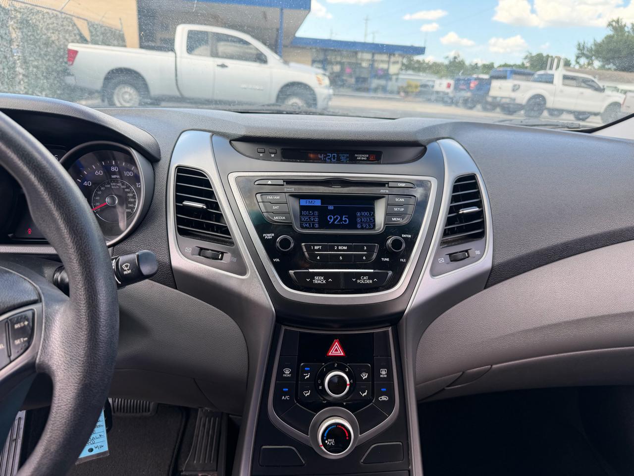 Hyundai Elantra SE 6AT 2015