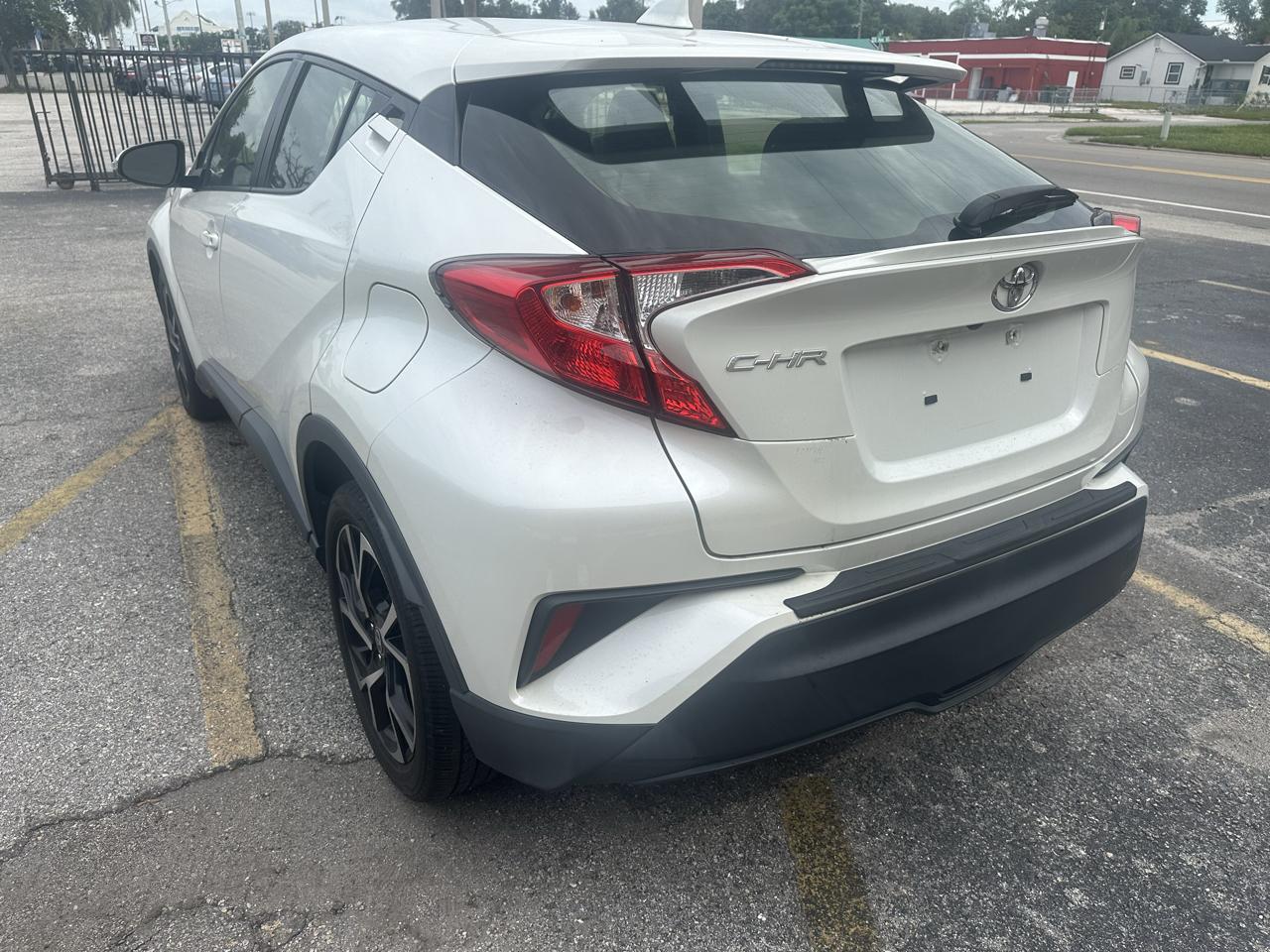 Toyota C-HR photo 8