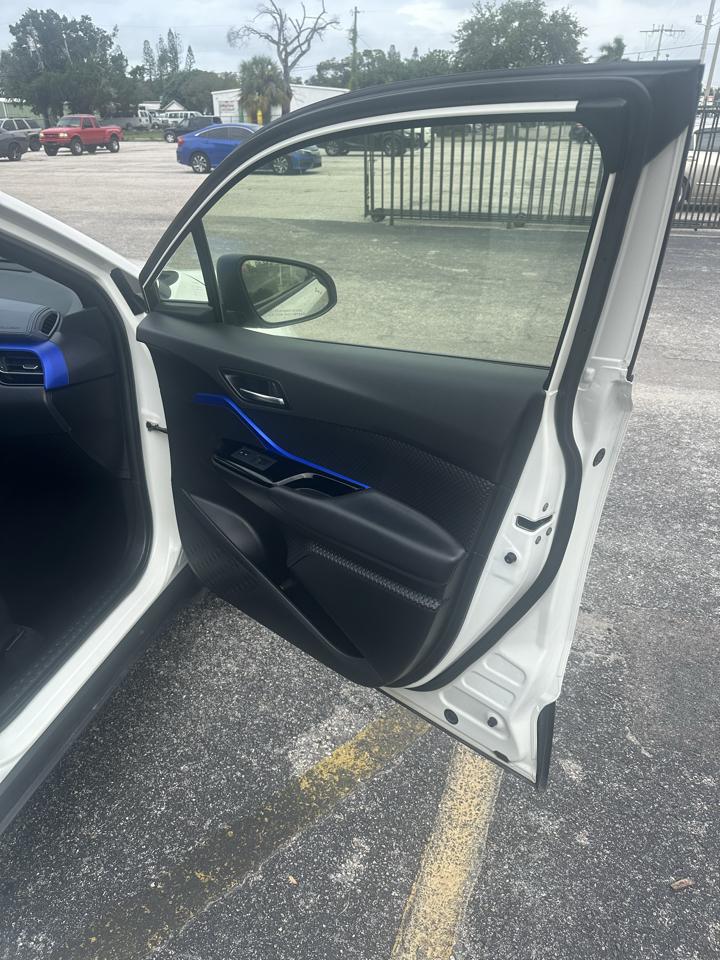 Toyota C-HR photo 16