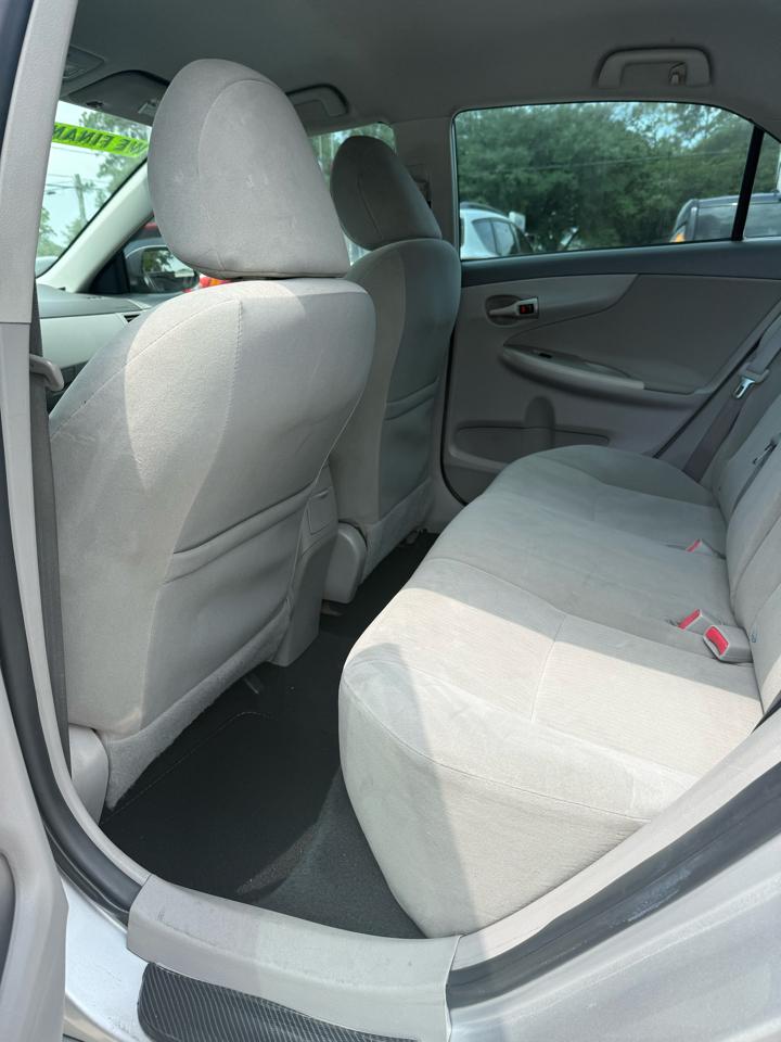 Toyota Corolla Base 5-Speed MT 2010