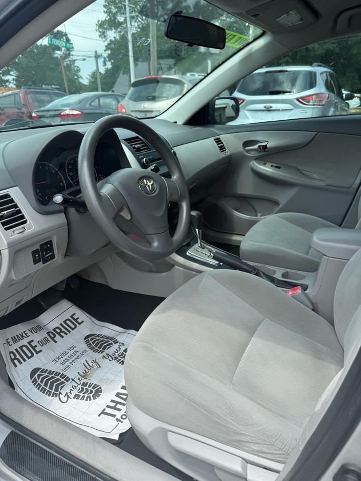 Toyota Corolla Base 5-Speed MT 2010