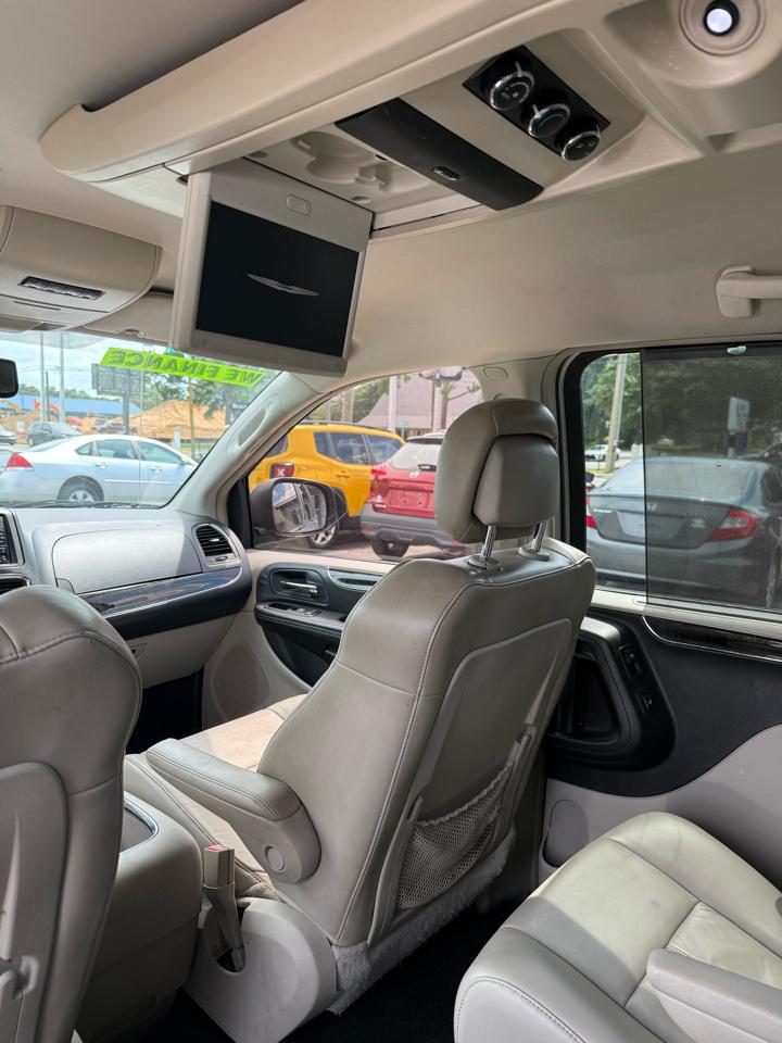 Chrysler Town & Country Limited 2013