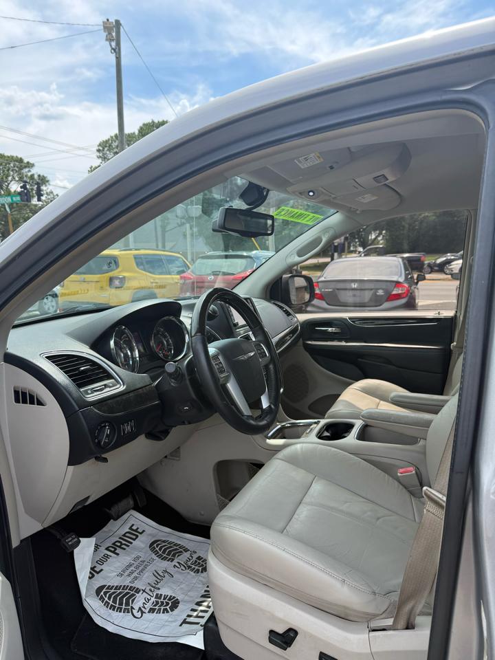 Chrysler Town & Country Limited 2013