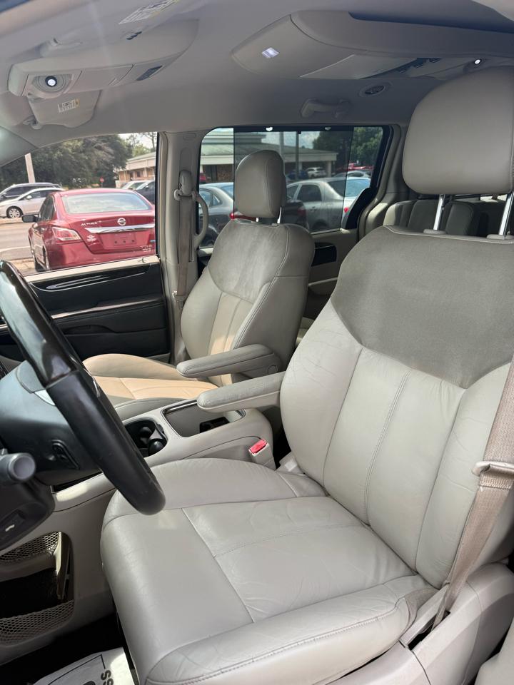 Chrysler Town & Country Limited 2013
