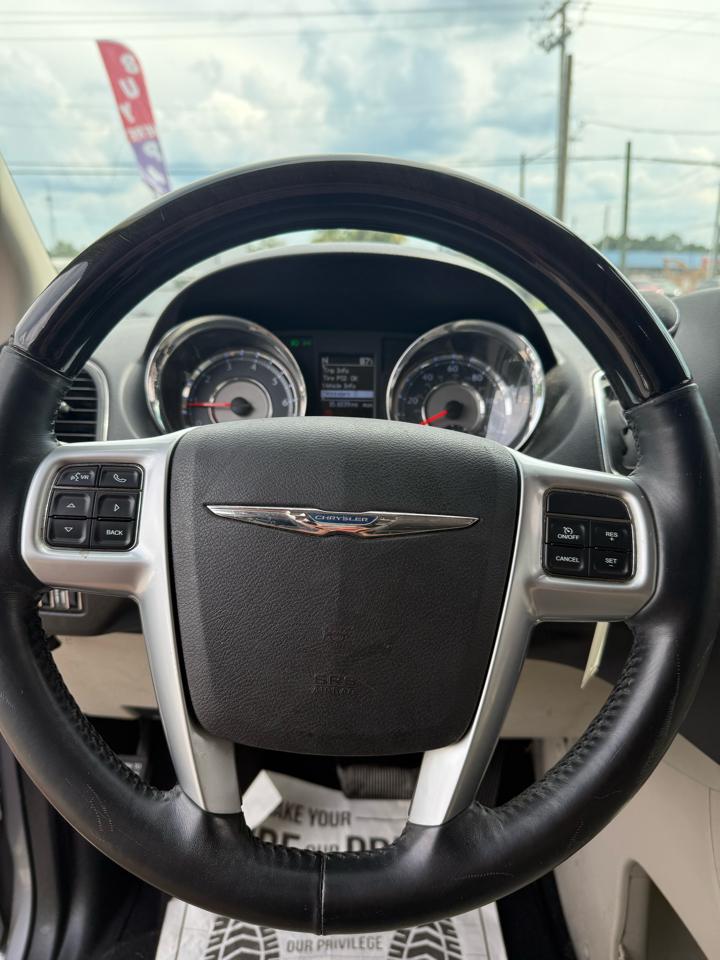 Chrysler Town & Country Limited 2013