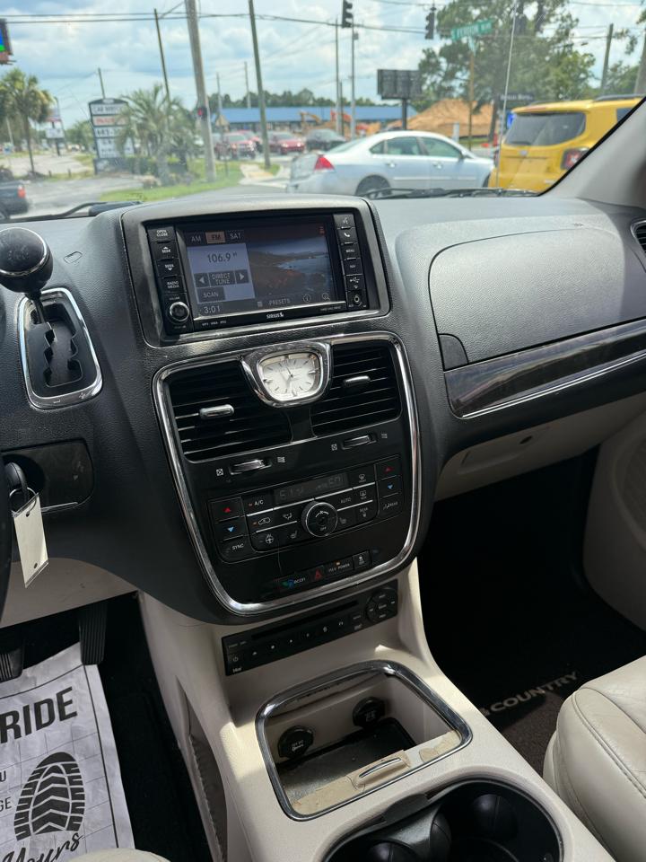 Chrysler Town & Country Limited 2013
