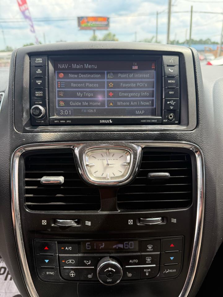 Chrysler Town & Country Limited 2013