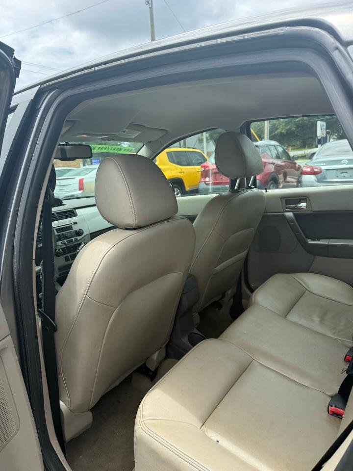 Ford Focus SEL Sedan 2010