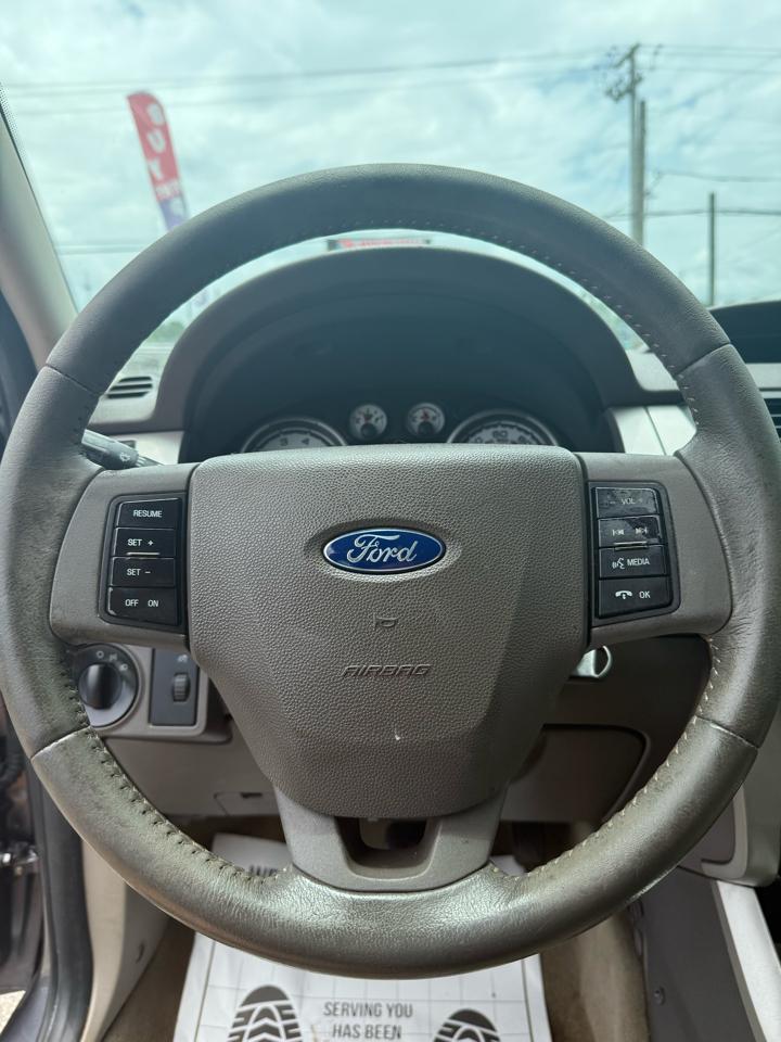 Ford Focus SEL Sedan 2010