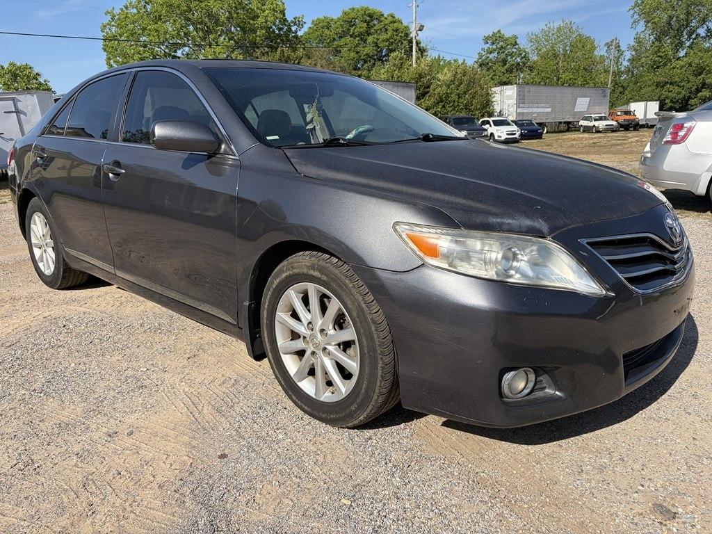2011 Toyota Camry SE V6 6-Spd AT