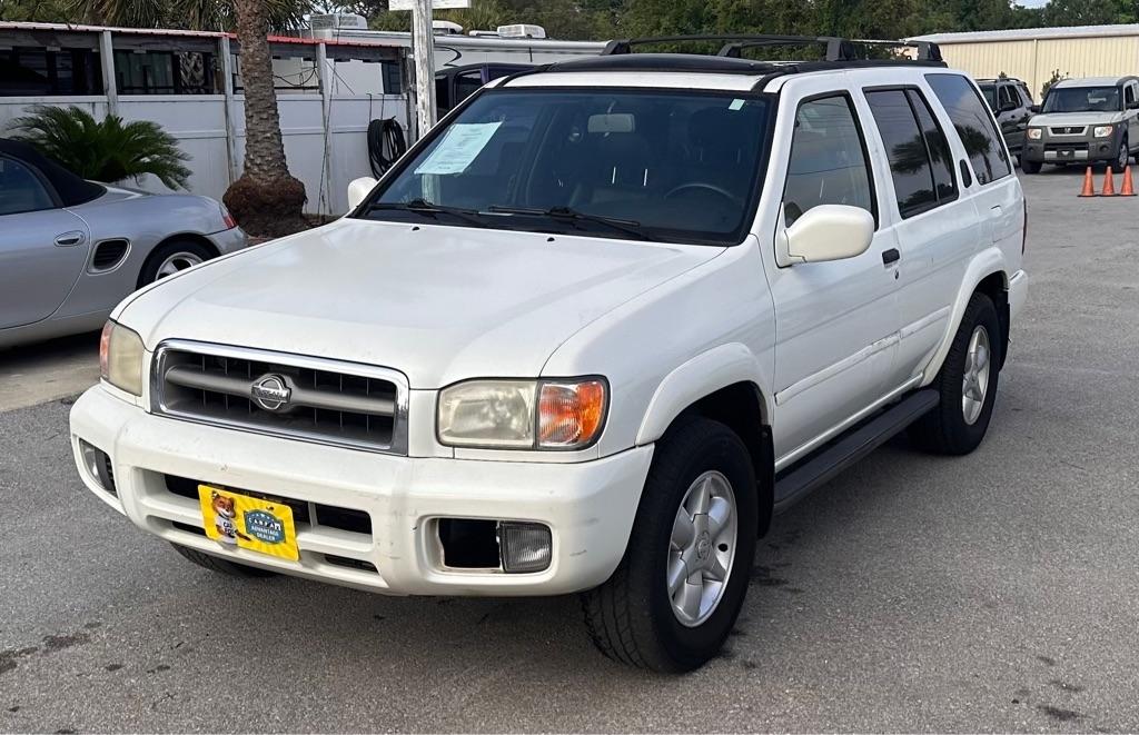 Nissan Pathfinder LE 2WD 2001