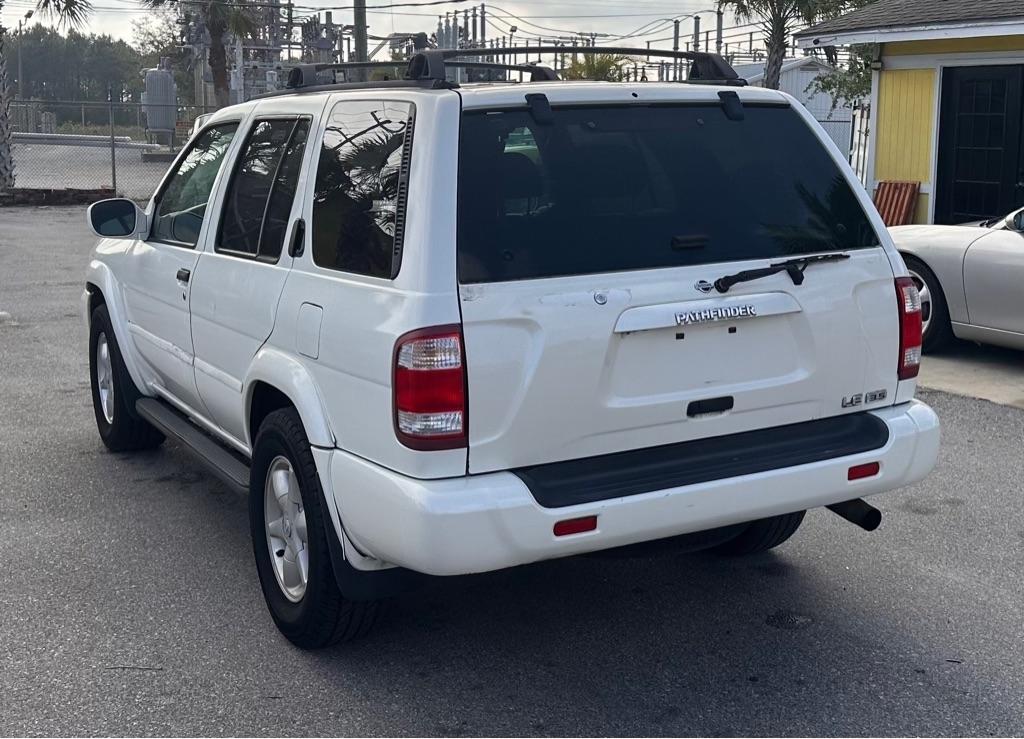 Nissan Pathfinder LE 2WD 2001