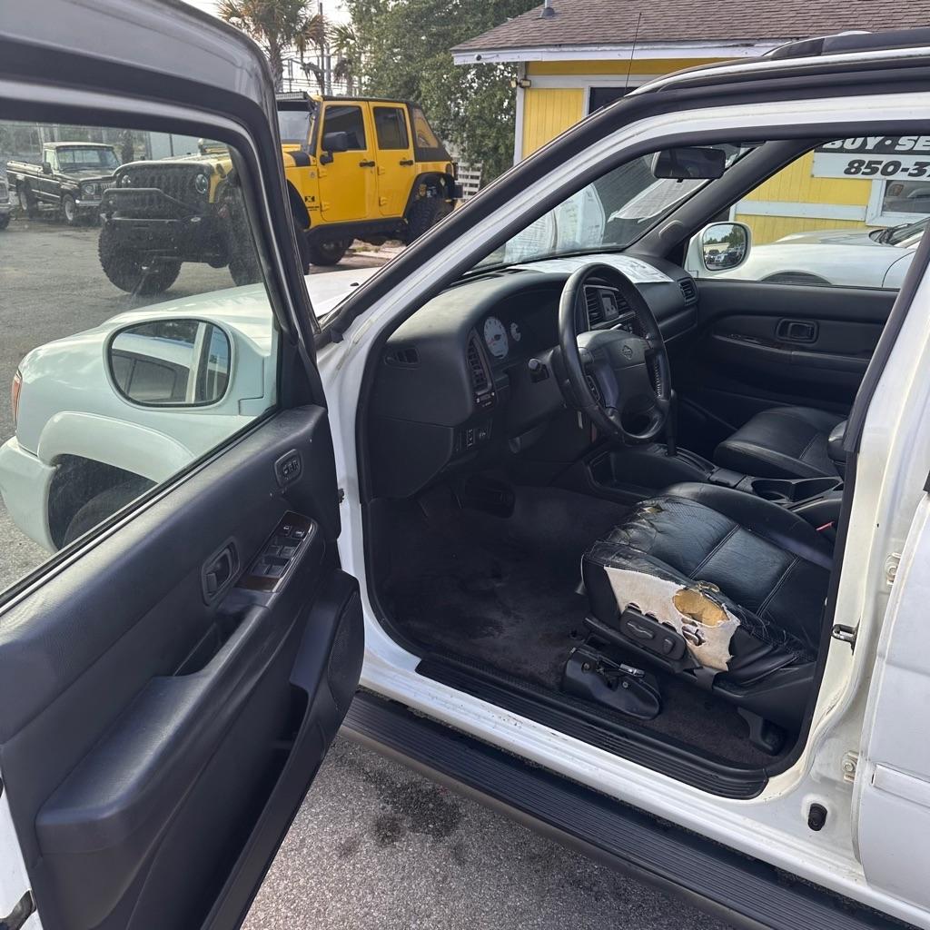 Nissan Pathfinder LE 2WD 2001