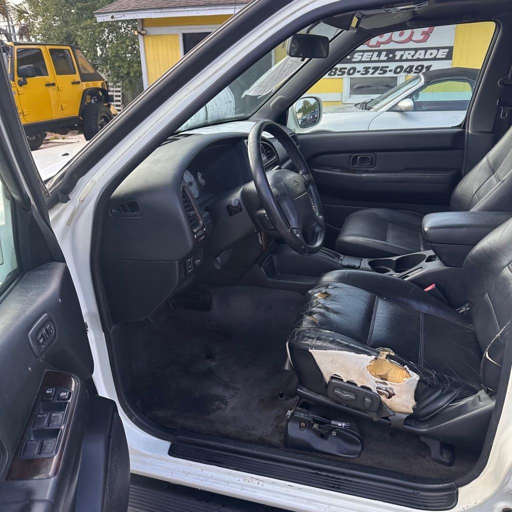 Nissan Pathfinder LE 2WD 2001