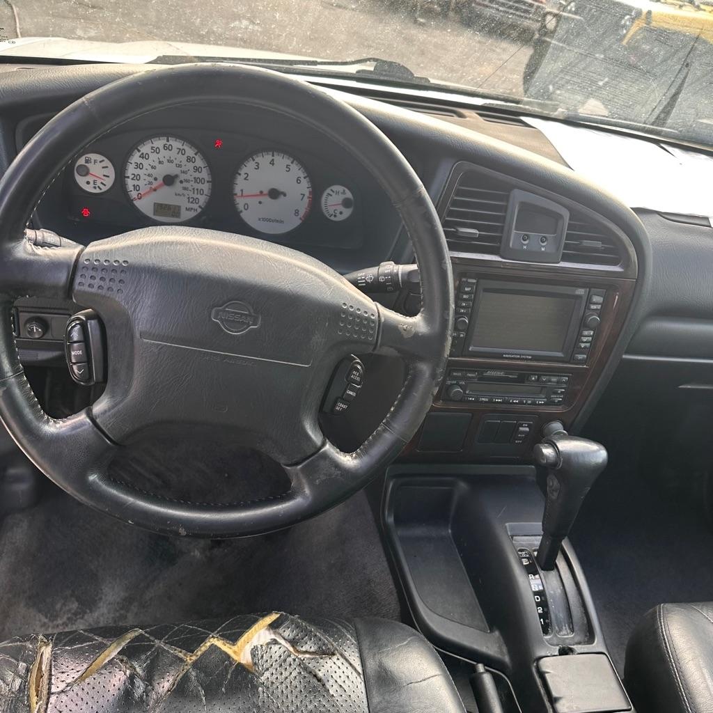 Nissan Pathfinder LE 2WD 2001