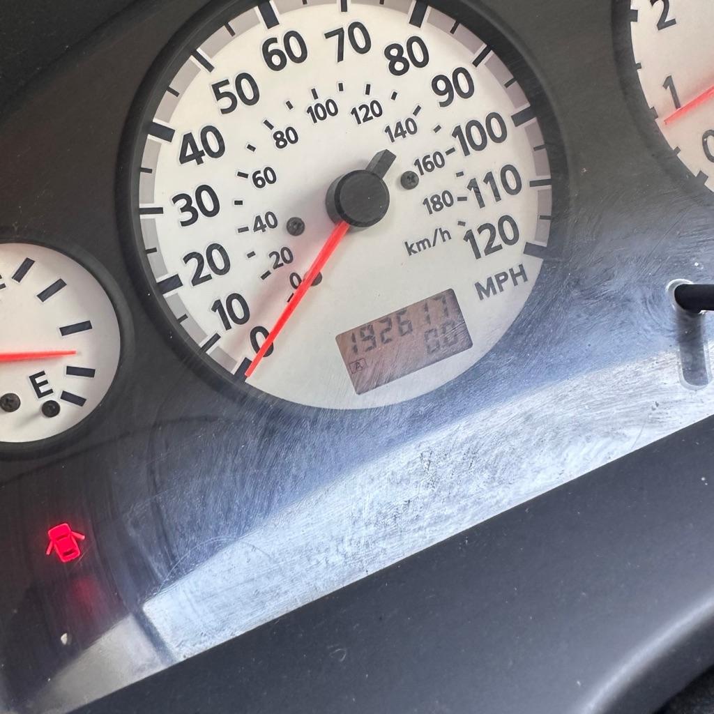 Nissan Pathfinder LE 2WD 2001