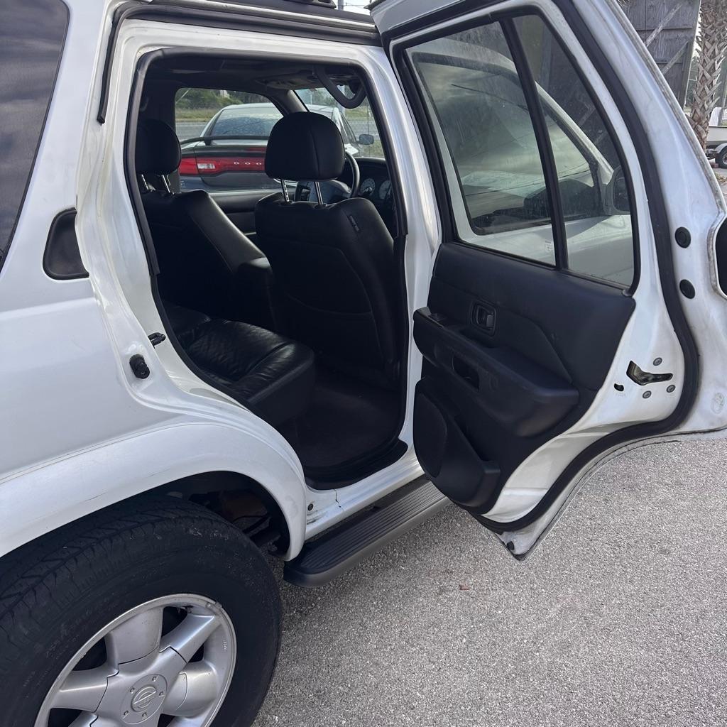 Nissan Pathfinder LE 2WD 2001