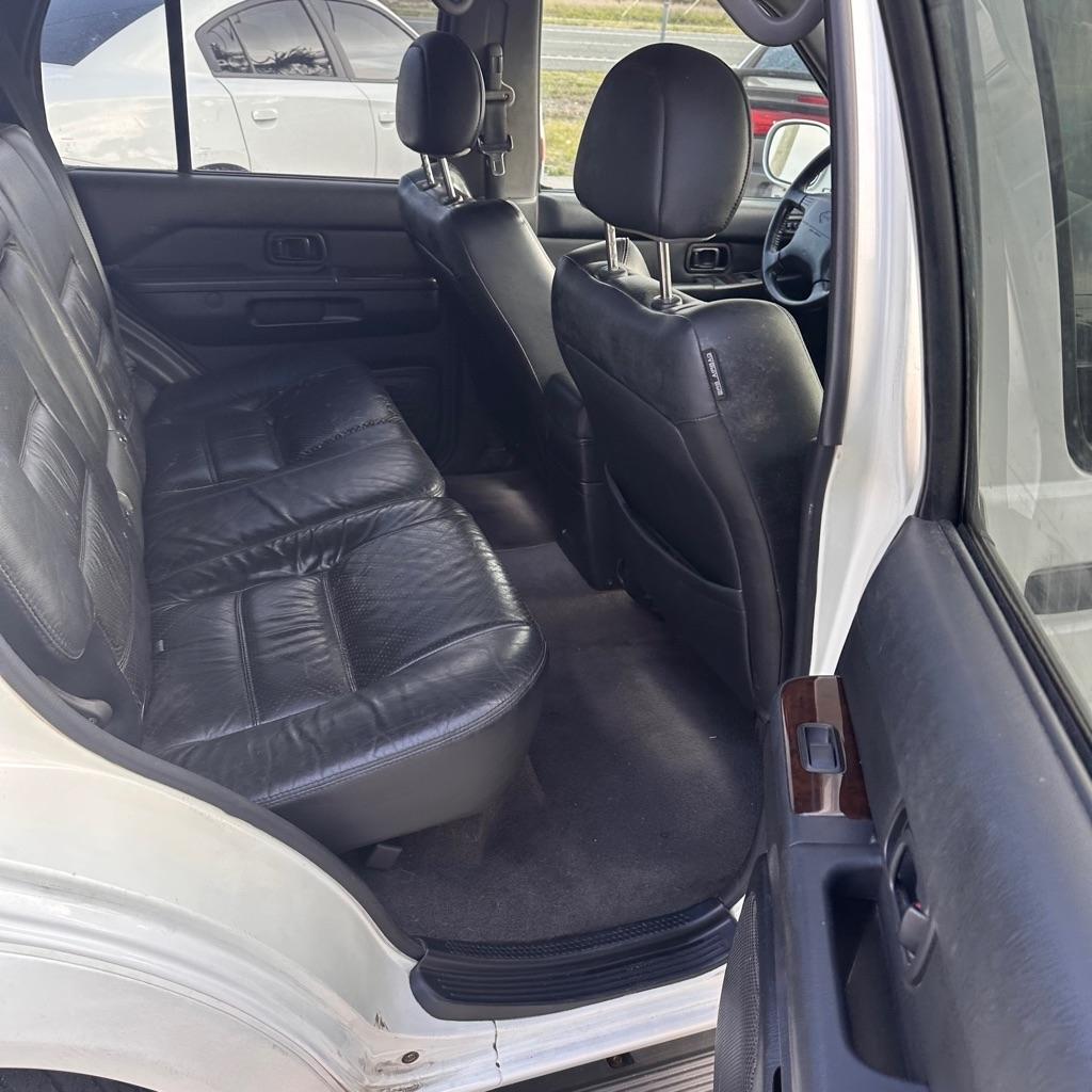 Nissan Pathfinder LE 2WD 2001