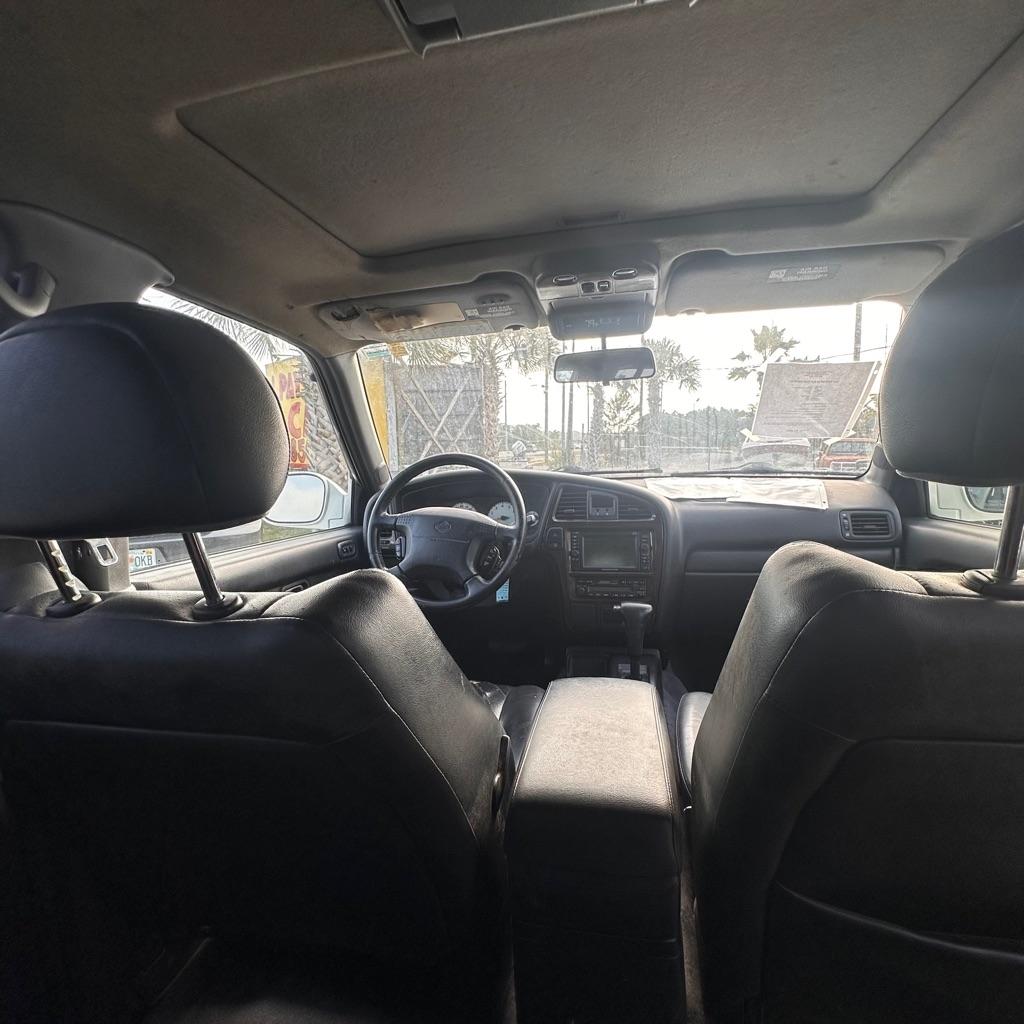 Nissan Pathfinder LE 2WD 2001